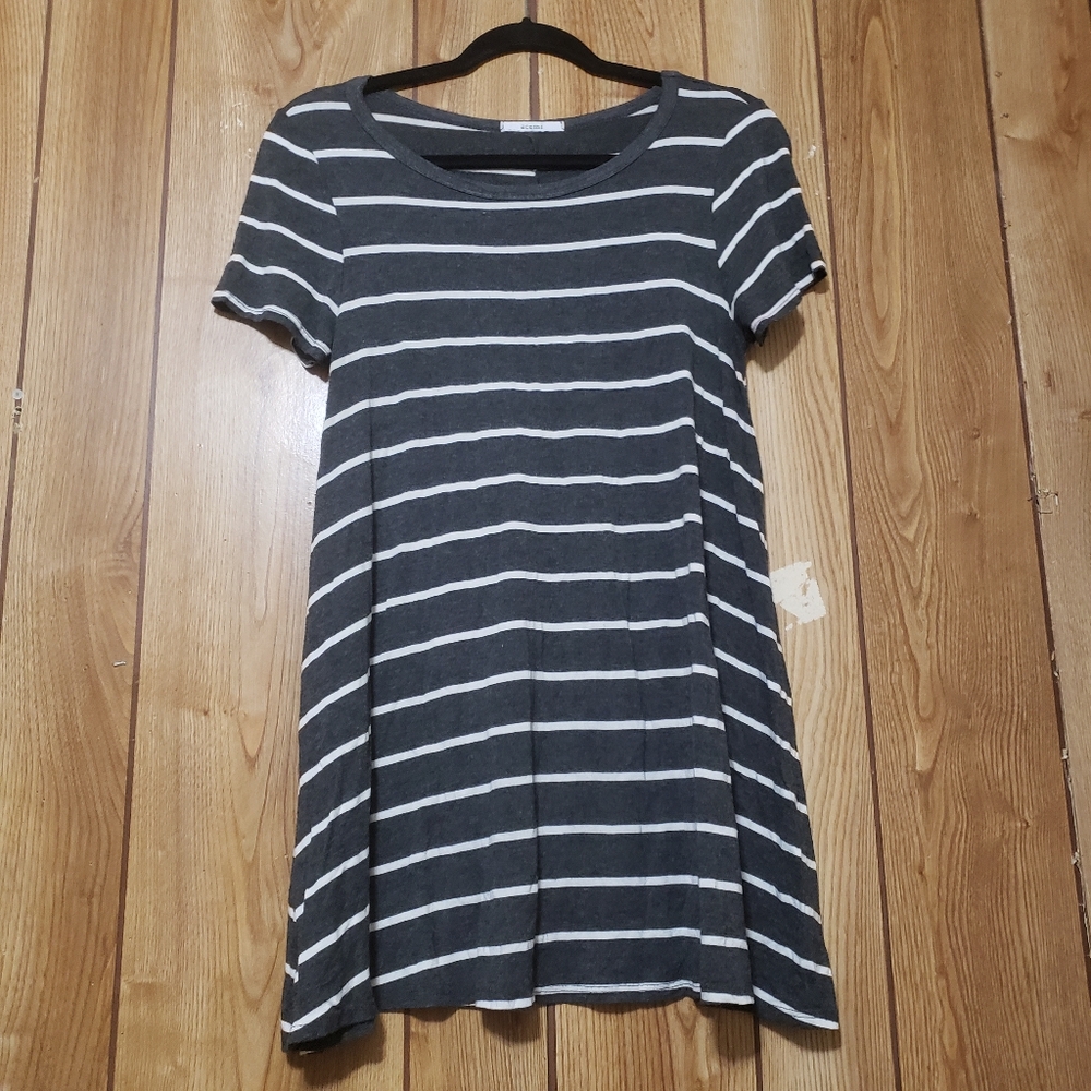 T-Shirt Dress Womens Medium Gray and White Striped Short Sleeve Swingy Fit Comfy
